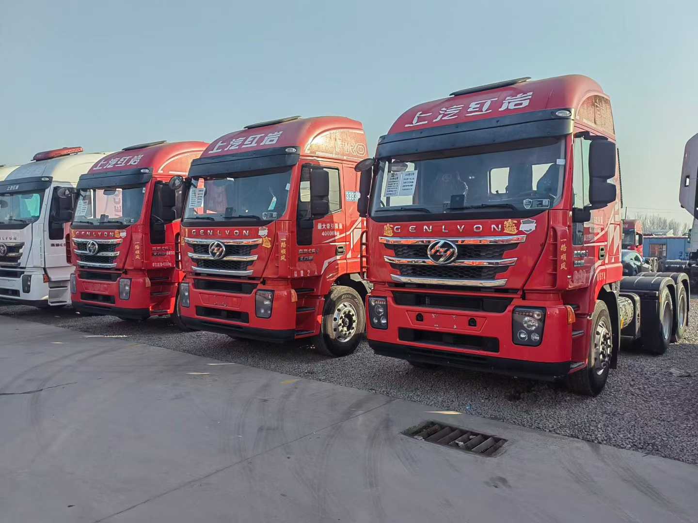 國六紅巖杰獅460馬力雙驅(qū)輕體二手牽引車